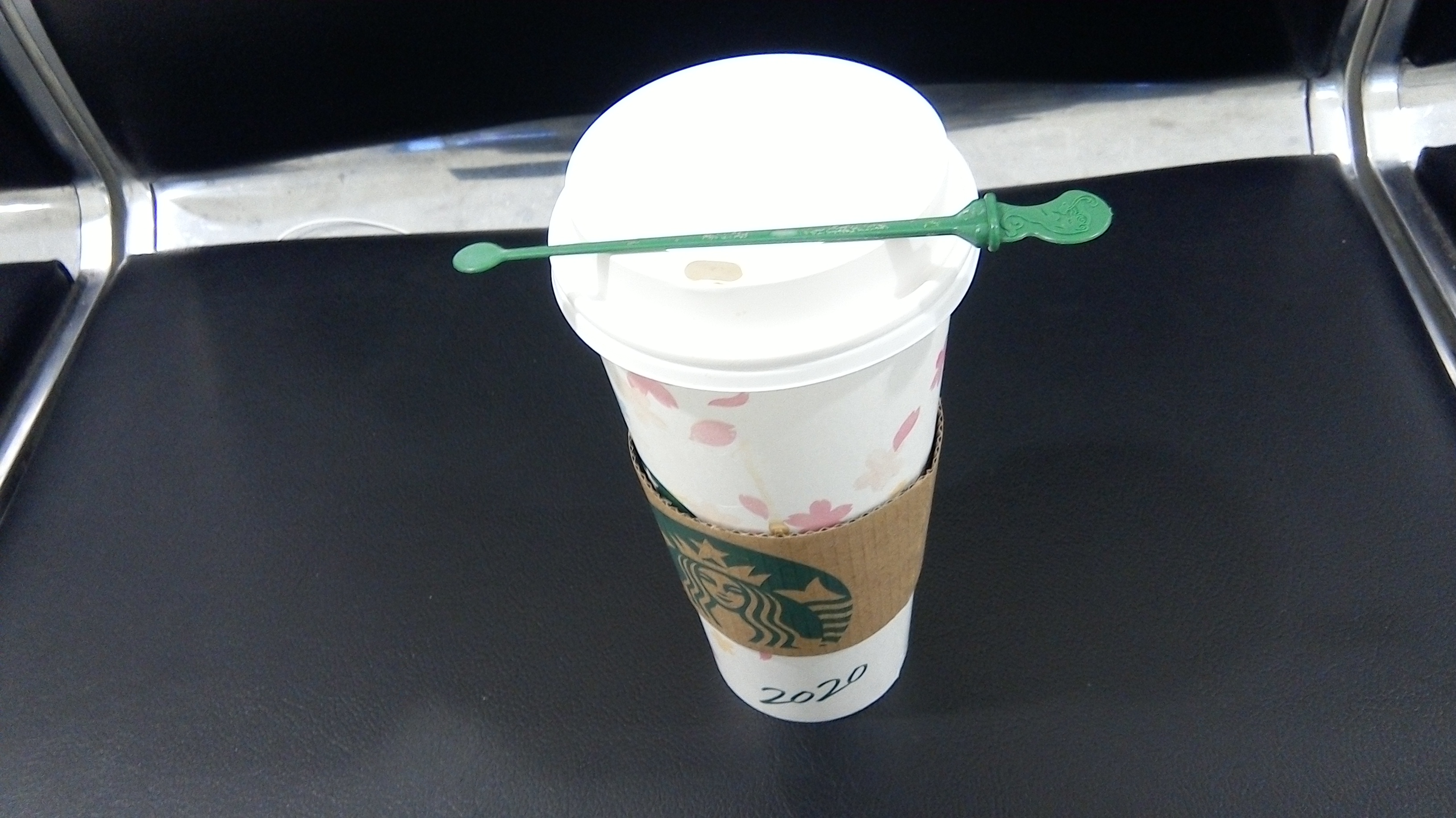 情報 スタバとかのコーヒーの容器についているフタの本当の意味 正解発表- macaroni