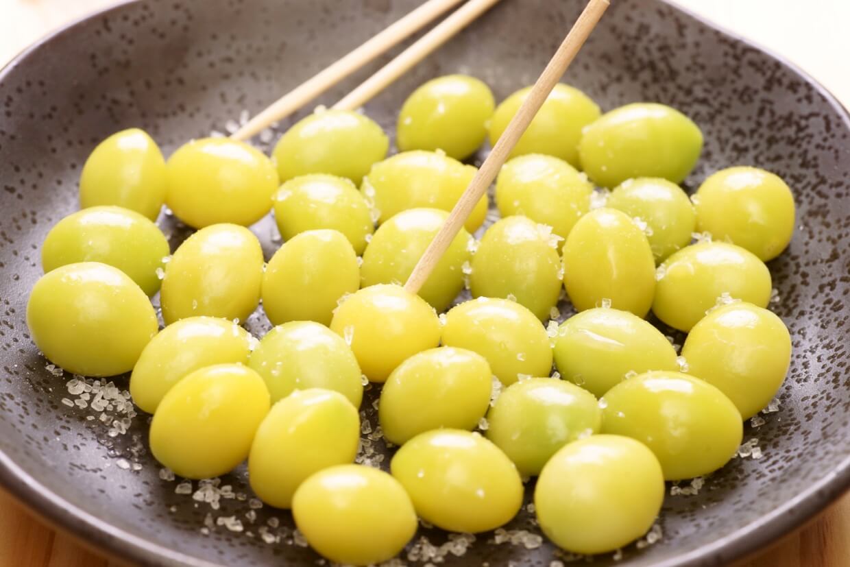 イチョウの葉を食べるウサギ : ヨモギ日記