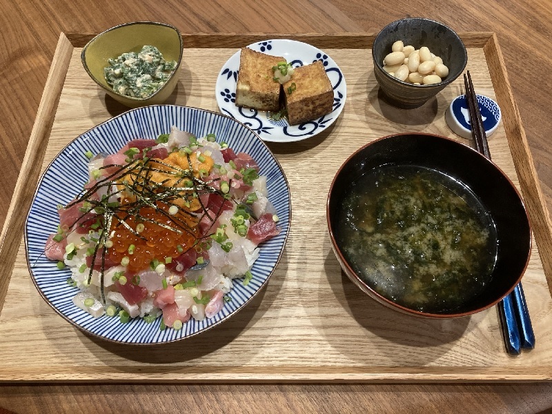 海鮮丼とちらし丼は何が違うの？ 本来は海鮮丼は白いご飯、ちらし丼は酢飯です。でも、今や作る方でさえそのことを知らない人が多くなってしまってごっちゃになってますよね。 まぁ、美味しければそれで良いんですけど🤣🤣一応の定義は知っていて損は無いですからね