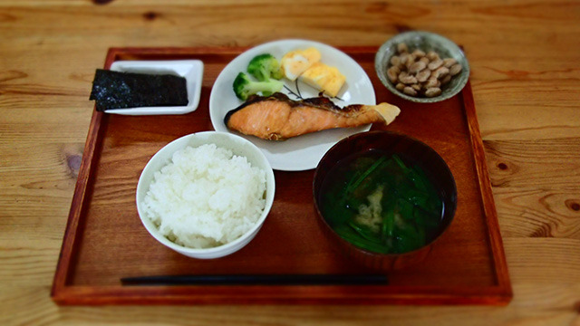 テーブルの上の洋食の朝ごはん 02343000337E の写真・イラスト素材アマナイメージズ