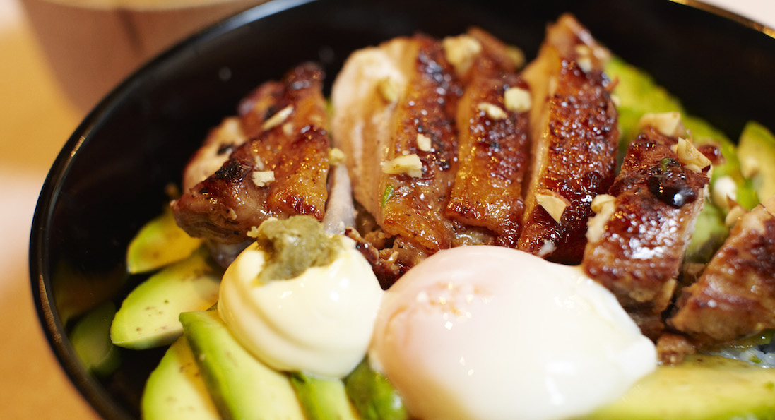 今日のレシピ ＼ワンランク上のソースで！『アボカドソースのチキンソテー』 クリーミーなアボカドソースをかけていただくカリッと美味しいチキンソテーです。アボカドソースには、おばねや「さらさらレッドディップソース」を使用しています。 ワイン漬けされた