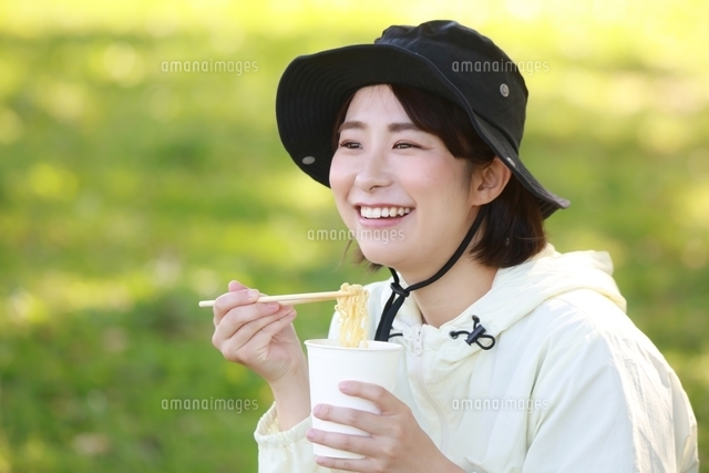 おうちでラーメン二郎を食べる女