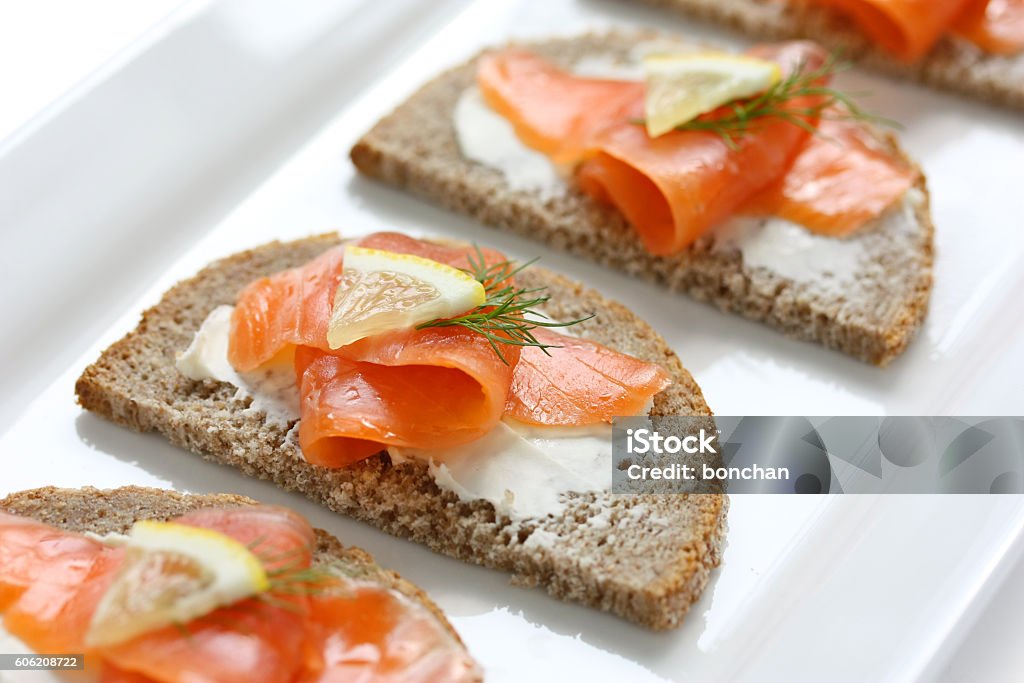 きゅうりとサーモンのクリスマスツリーカナッペPremium写真