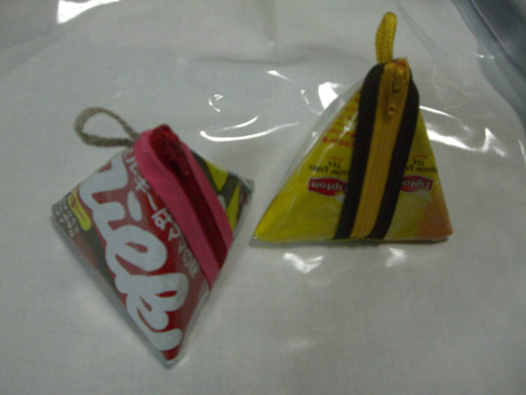 お菓子の袋をかわいすぎるポーチにリメイク!100均材料で縫わずに簡単♪ - 株式会社ワッツ