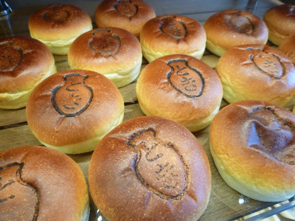 岐阜県のご当地パンコガネパン 「くりぃむぱん」、「ビーフパイ」 ご当地スーパー、バロー - Go Touch JP日本全国のご当地パン、ご当地 麺、、面白い地名などを紹介しています