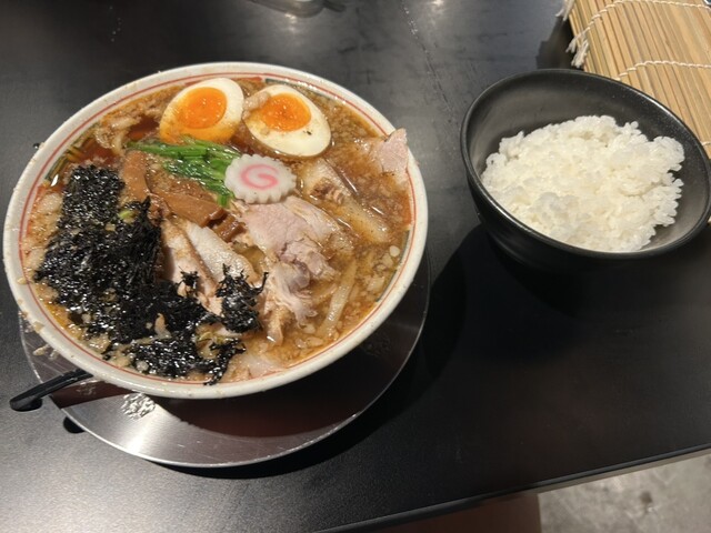 麺屋 米「升飯」がバズる理由🔥 密かにブームになっているごはんメニューがあるのをご存知ですか？ その名も新津！！升飯 ますめし木の升にギュウギュウに詰め込まれたご飯、その上には豪快にトッピングされたチャーシュー、卵、タレまるで“食の玉手箱”と呼ぶに