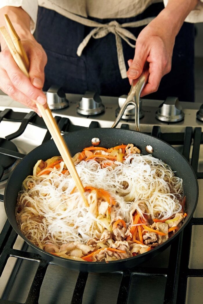 ワンパン 豚こまと舞茸のチャプチェ＊包丁まな板いらず