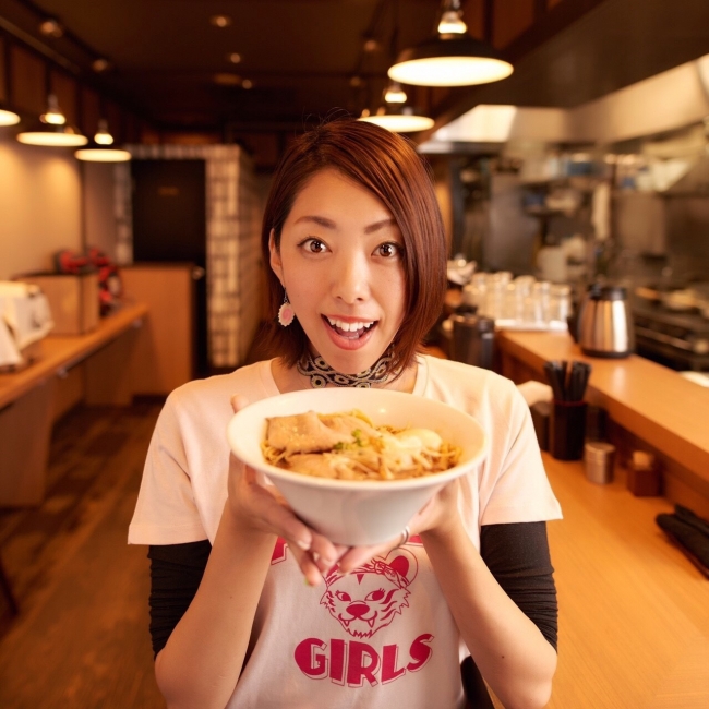 ラーメンを食べる女性客の写真素材24001902- イメージマート