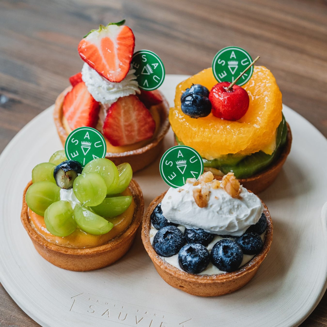 おしゃれで可愛いタルトケーキ7選🧁』 可愛すぎるタルトケーキアレンジ7選🤎 ぜひおうちカフェの参考にしてみてね✨✴︎---------------✴︎---------------✴︎ ▷▷掲載する写真を募集中📸 カワイイ写真が撮れたら、@velle.jpをタグ付けするか、ハッシュタグ