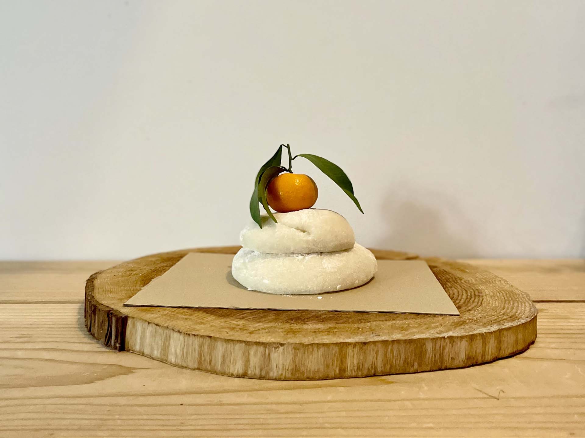 カビだらけになった鏡餅を昨年に置いてきたのに、元旦に地震とは。 – KEISUI ART STUDIO