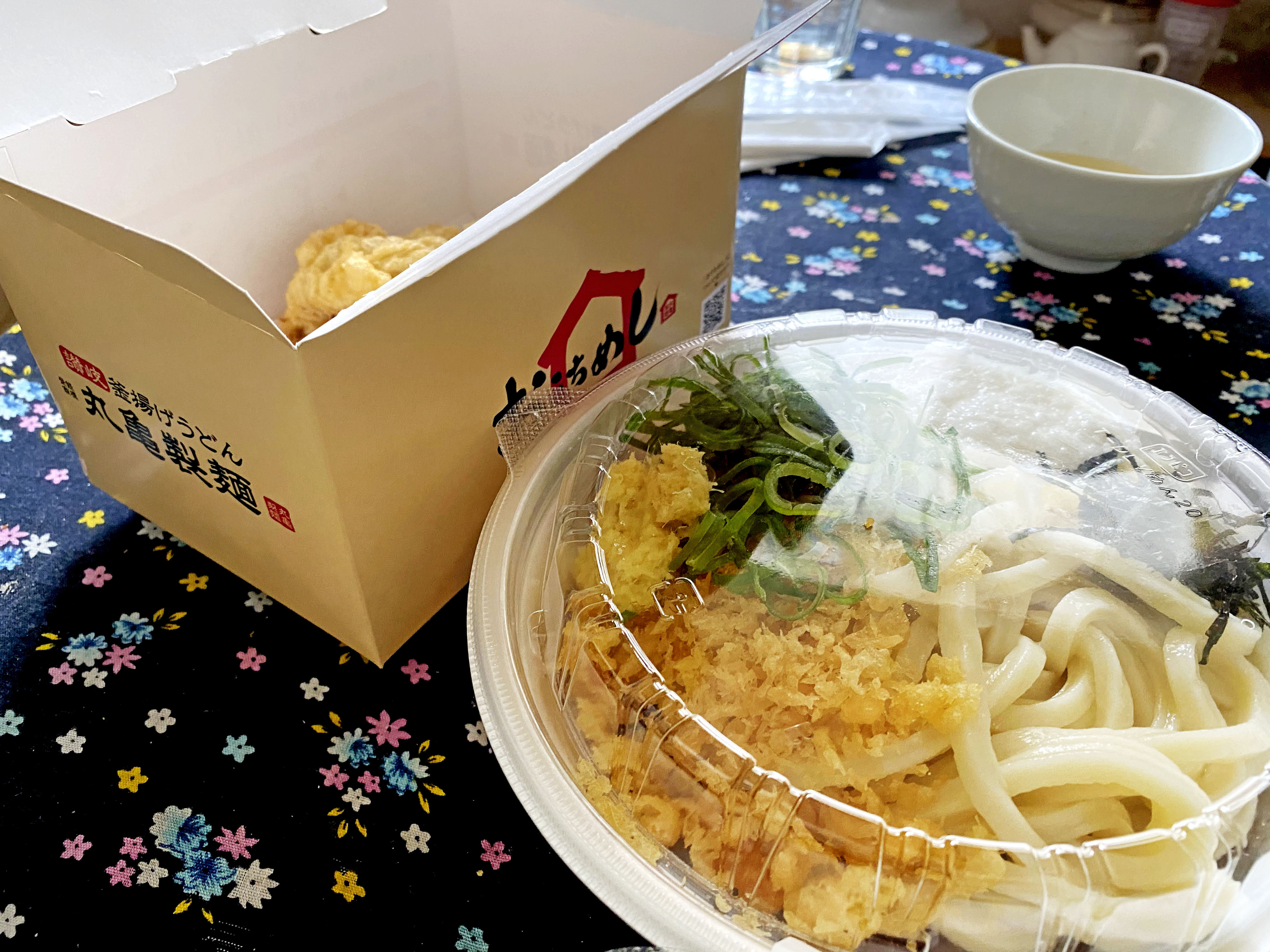 丸亀製麺 半額「釜揚げうどんの日」7カ月ぶり開催、380円引き「2本の大えび天と定番おかずのうどん弁当」テイクアウト販売も食品産業新聞社ニュースWEB