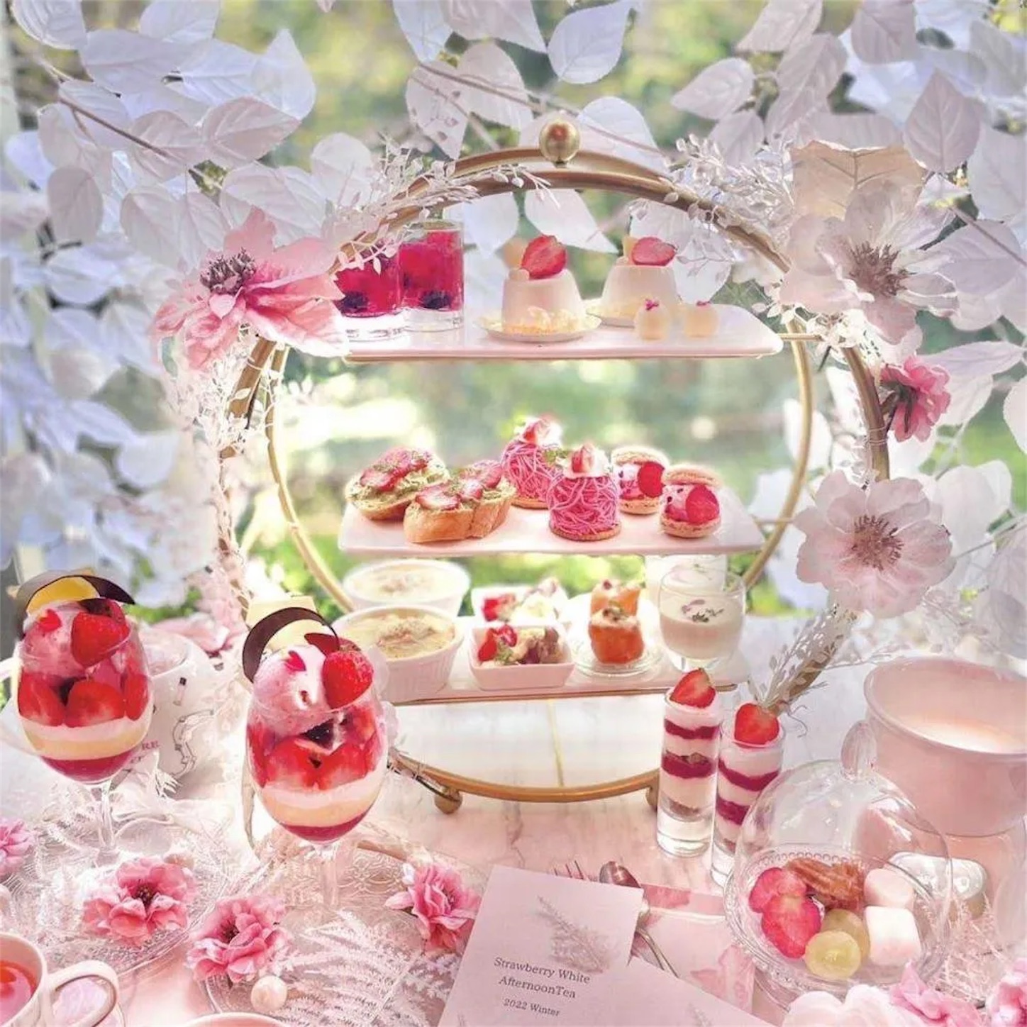 渋谷カフェ☕️🥀♡ めちゃ可愛いアフタヌーンティー 渋谷で見つけた♡♡ @la.ange.cafe 撮影貸し出しグッズとかもあったしイケメンな店員さんともチェキ 撮れたりするらしいよ😳 お姫様みたいな部屋の可愛い空間でした🌹渋谷 アフタヌーンティー 渋谷カフェ