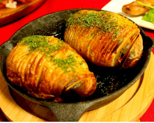 コストコ惣菜にSNS映えのアレが！ スウェーデン料理『ハッセルバックポテト』はきれいなスライスが入った皮付きじゃがいもで旨みもよし！mitok ミトク