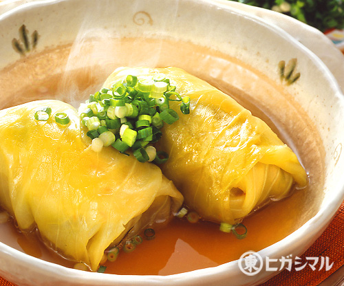 お昼ごはん。 ・ 甘くて柔らかい春キャベツのロールキャベツ。 お出汁はいつもの和風仕立て。 ・ ・ ＊ロールキャベツ ＊野菜の炊き合わせ＊かぼちゃの塩蒸し ＊りんご ＊お味噌汁 ＊ホタルイカの炊き込みご飯 頂き物・ ・ ・おうちごはんお昼ごはんランチ和食