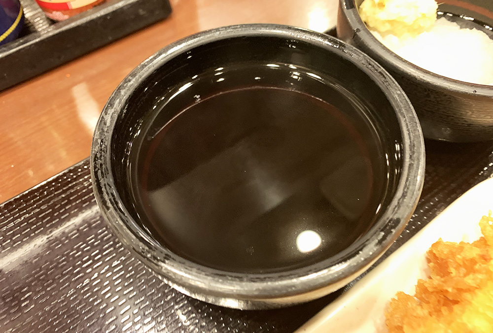 再生回数250万回超え！ありがとうございます😭 ⁡⁡再現ぶっかけうどんつゆ ⁡⁡ ⁡白だし：大さじ1⁡ ⁡めんつゆ 3倍希釈 ：大さじ1⁡⁡水：大さじ4 60ml ⁡ ⁡⁡ どうしても家でも○🐢食べたくなってしまって密かに研究してました笑⁡ ⁡⁡ ⁡⁡調味料と分量決めるのにかなり時間