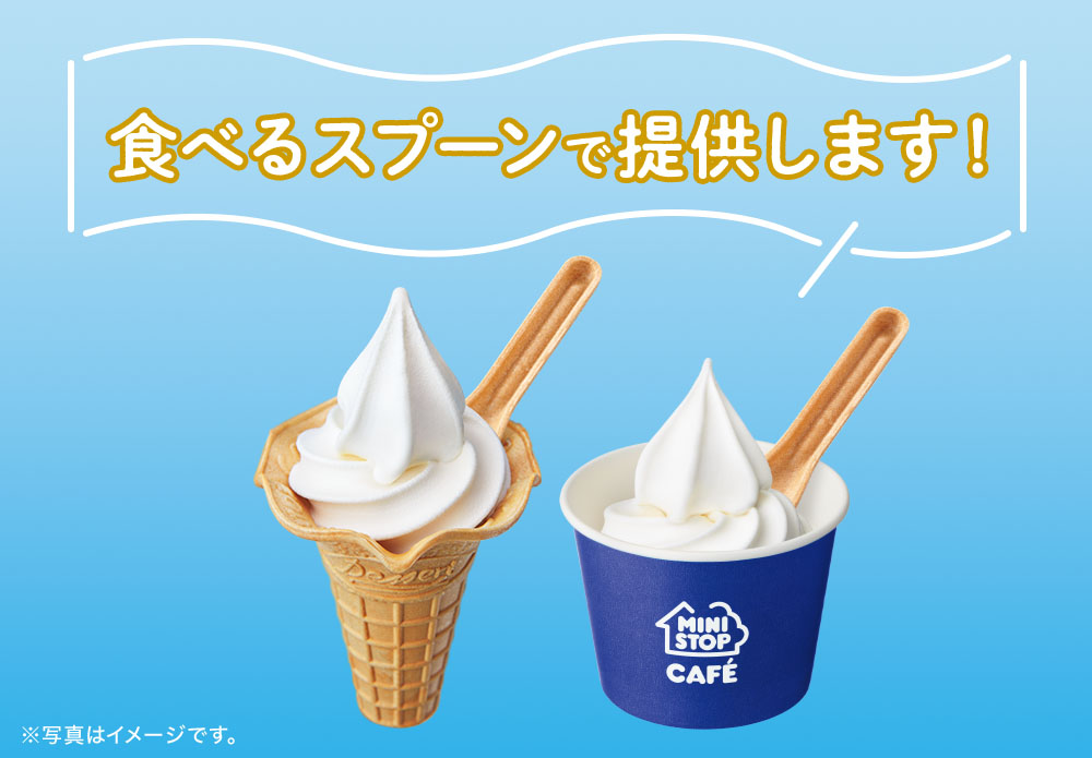 スプーンで穀物を食べて、白い背景で隔離のカメラ目線の年配の男性の写真素材・画像素材 Image 45780209