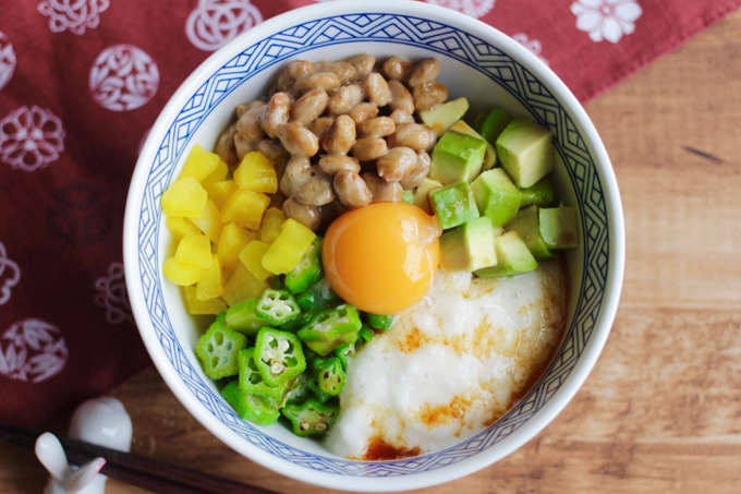 ネギトロに納豆芽カブ叩き長芋オクラのばくだん丼
