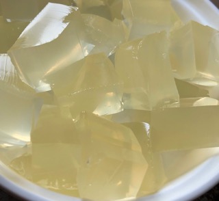 100均ゼラチンで出来る光るグミの作り方！粉ゼラチン・板ゼラチンでもOKの簡単工作 - 株式会社ワッツ