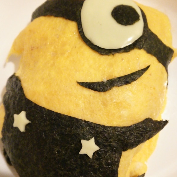 ミニオンオムライス作ってみました〜🤣✌️ 最近、購入した商品も添えて〜笑 ケチャップで絵を描くのは個性が出て楽しい!!!笑私は右側を作りました🤣🤣 私、普段オムライス作る時は、卵は薄焼きにせずに、トロトロくらいでチキンライスの上にのっけるだけなのですが