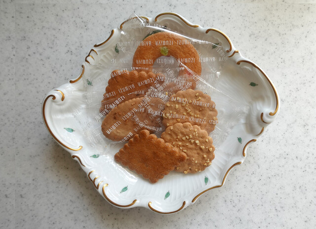 泉屋の「ねこ缶」かわいいよ～ 昔から変わらず、ウォルナッツクッキーとリングダーツが大好き「ねこ缶」は＜家族との思い出＞をコンセプトに、かわいいイラスト満載の缶となっています。ねこ型のクッキーもよし💛きびたん