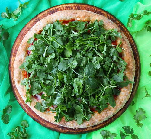 ピザハット、パクチー“200％増量”「パクチーすぎて草超えて森」発売 - グルメ Watch