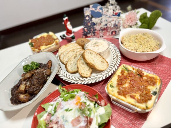 本日の献立♡○ラザニア ○フレンチサラダ ○お味噌汁 ・ 旦那さんのリクエストで 余ったシュウマイの皮をつかって ラザニアを作りました👏 ・結婚祝いにいただいたお皿を やっと使えました〜!かわいい🩷 ・ 変な組み合わせてますが 作り置きしてたので お味噌汁も