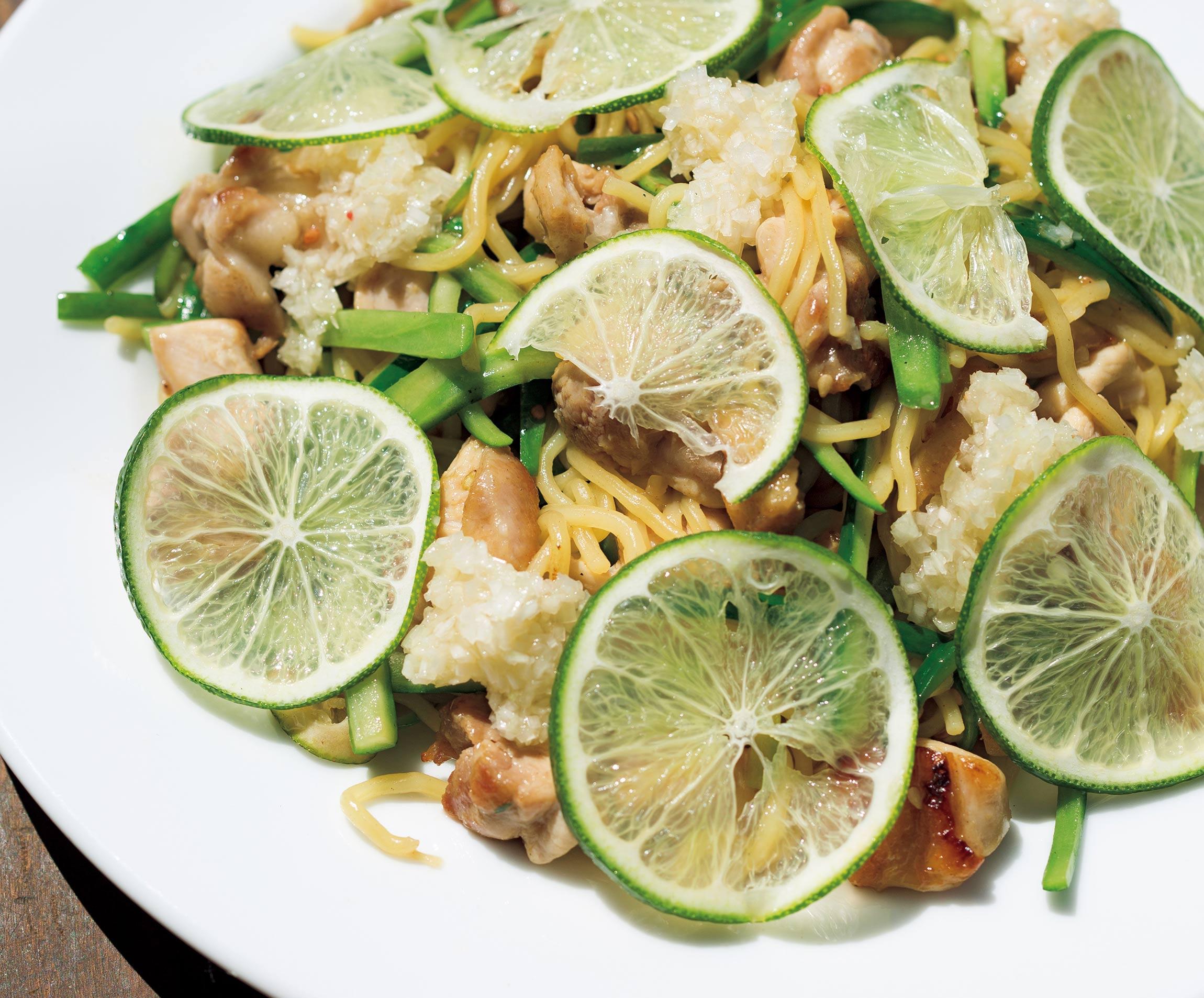 ピリ辛鶏塩焼きそば No.1120 マルちゃんの焼きそばパックに 具材を用意してオリジナル版に 普通焼きそばは豚肉だろうけど 鶏肉も悪くないしむしろ美味いフグのオイル漬けがいい感じの 風味と辛味をプラスしてくれた ○食材と調味料 食材：鶏肉、キャベツ、小ネギ