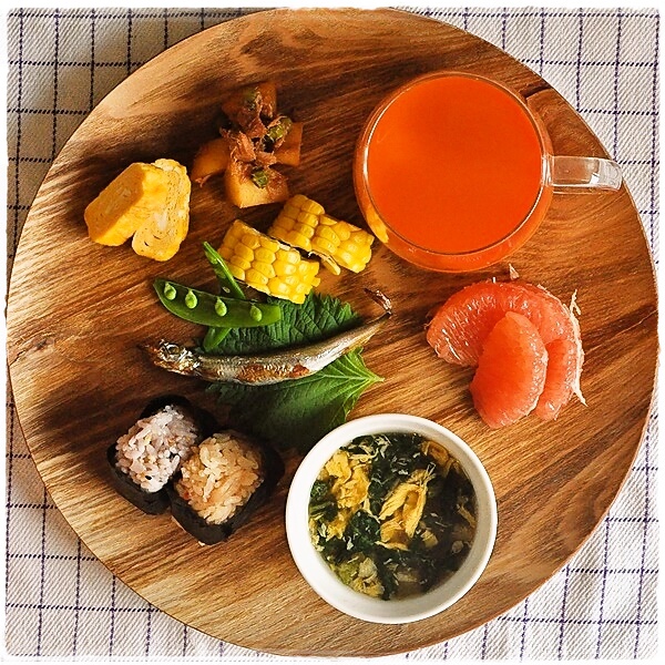 おはようございます☀ 今日の朝ごはんは、筍おにぎりのワンプレートです♪