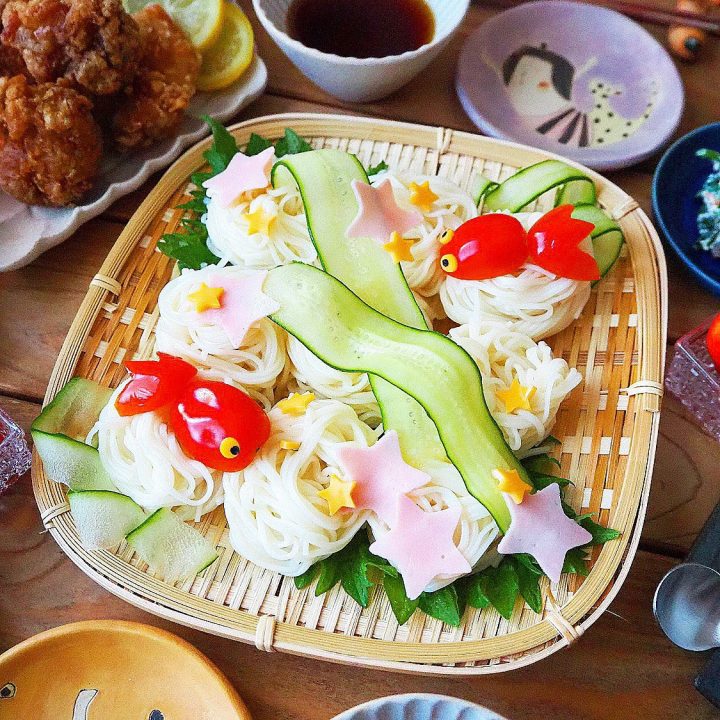 仙台七夕まつり🎋⭐️2日目 ということで、なんとなく作った 七夕弁当‪🎋‬彡▷◁♡*｡ﾟ トンテキとほうれん草🥬のバター炒めサラダにおかかご飯でした😎 - - - - - - - - - - - - -▷◁.｡ こたろう🐶はちゃんとパパさんお見送りしてまったりラブラブタイムです