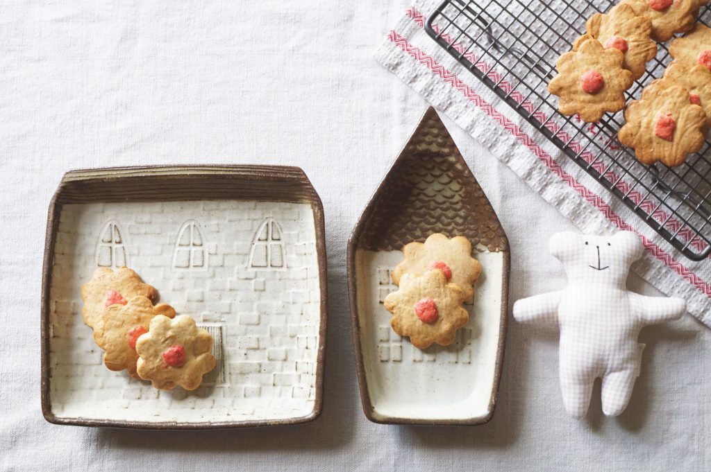 まるでお菓子の宝石箱 焼菓子を摘まんで会話に花を咲かせ 心地よい空間作りをおもてなし ついつい手が止まらず 気付けば会話の中心に溶け込んでいたりお気に入りのお皿に盛り付けて 素敵なひと時をお楽しみください マドモアゼル セ プティミニョンボックス S: 3,564円