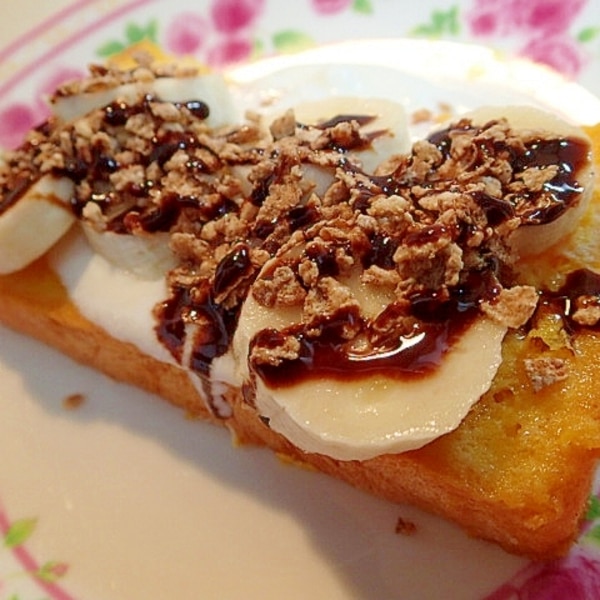 バナナトースト バナナトーストのレシピは3種類を持っていて、 ①バターで焼いたバナナとはちみつをトーストにのせる ②バナナと砂糖ととろけるチーズをのせてトースト③ナッツ系バターを塗ってバナナをのせてトースト 2021年のはたぶん①、2023年の2つは③。 久しぶりに