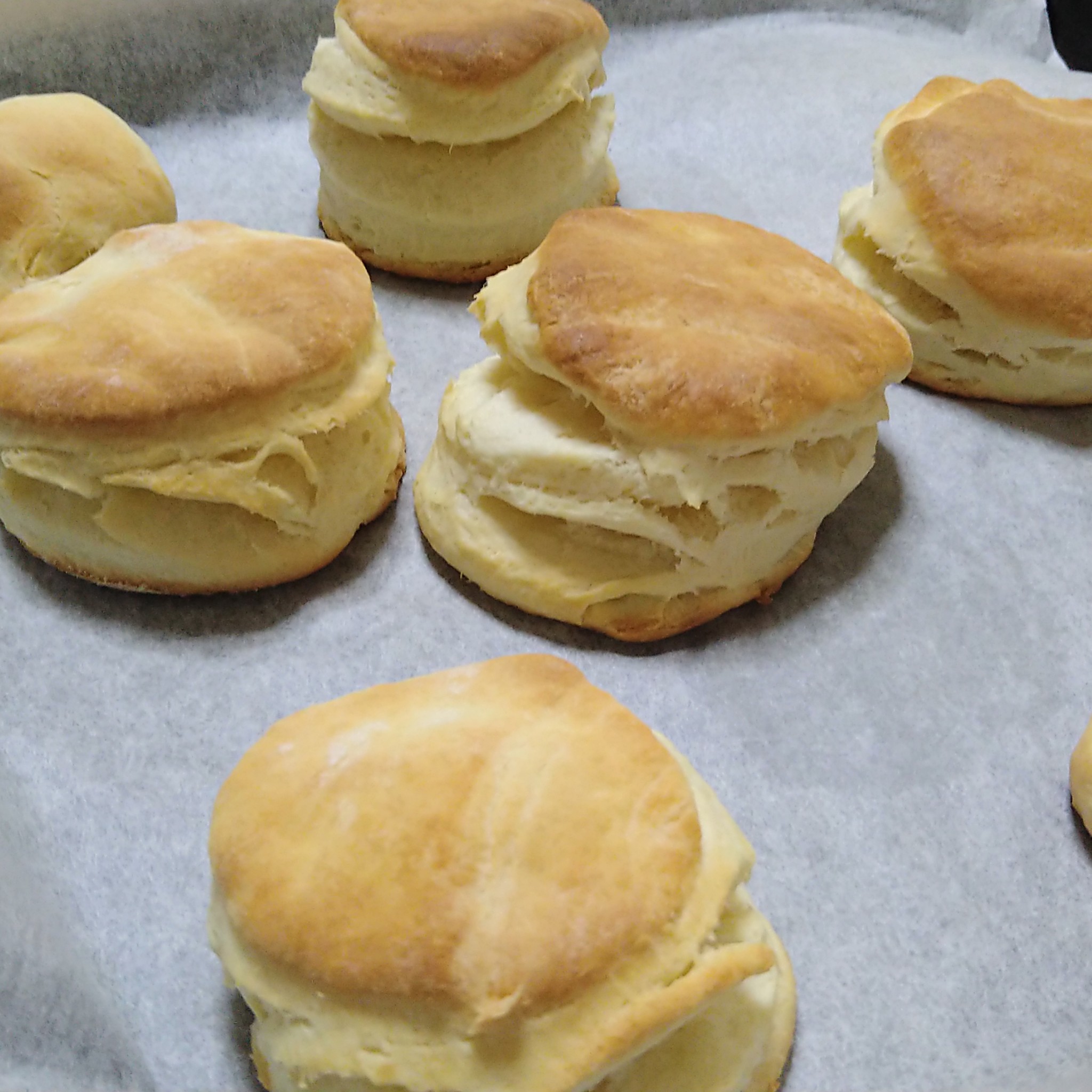 材料4つ HMで作るアールグレイのイングリッシュスコーン！, サクホロで美味しすぎる🥹,お好みでクロテッドクリームやジャムを付けて食べてね♡私はいちじくのジャムを付けたよ！桃のジャムでも美味しそう♡, 材料 4個分 ,☑︎ホットケーキミックス 150g, ☑︎アールグレイ紅茶 3パック6g 濃いめが好きな方は4パックで8g , ☑︎バター 35g, ☑︎牛乳50ml,スコーン