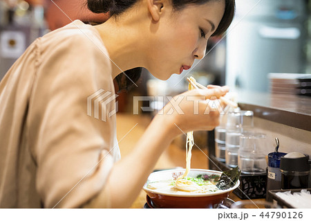 男子はラーメンを食べる女子が好きだ！女子のための正しいラーメンの食べ方4つ