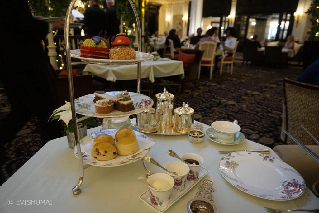 The Thames FoyerロンドンのアフタヌーンティーThe Savoy