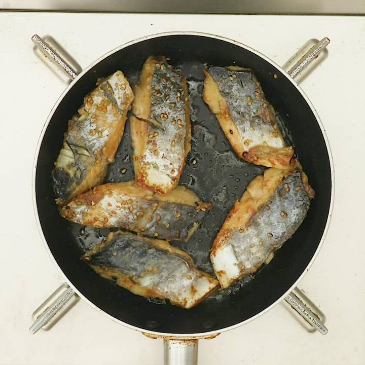 鮪とニンニクの七味なめこ焼き