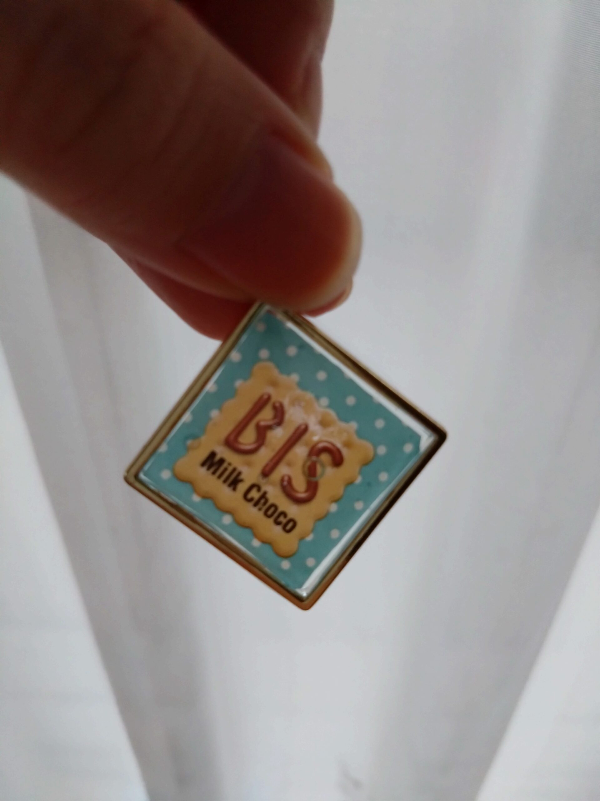 チロルチョコ 包み紙 BT21 DIY チロルチョコリメイク、包み紙そのままキーホルダー、マグネットとプラバンピンバッジ