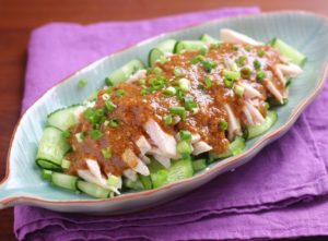 レシピ 鶏むね肉でしっとり柔らか茹で鶏の胡麻ダレ - 華やかごはん