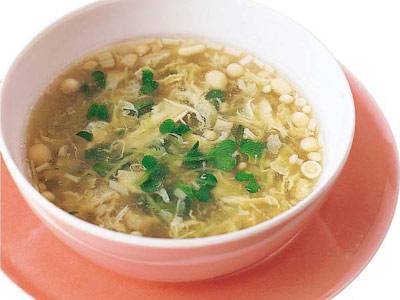 かいわれ大根のせてえのき茸と卵の中華スープ