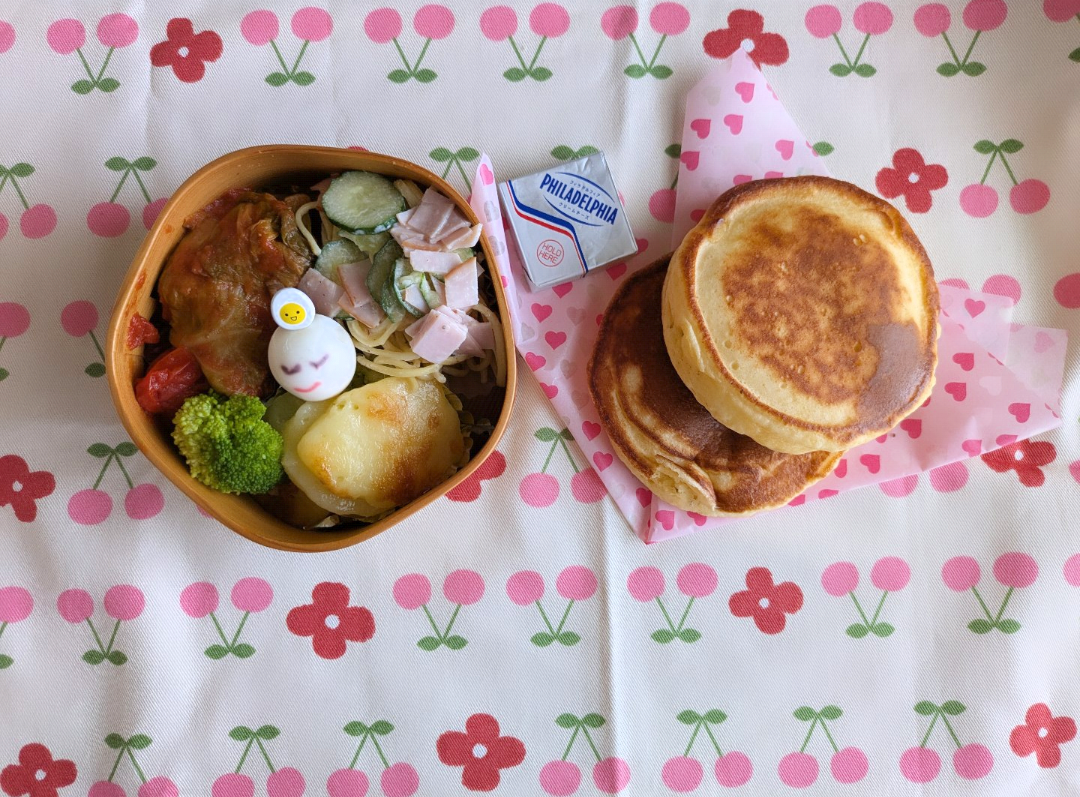 2023.9.22 金今日のお弁当 . 作ってみたかったパンケーキ弁当に挑戦🥞 . ＊パンケーキ ホットケーキ＊スクランブルエッグ＊かりかりベーコン ＊ウインナー ＊ブロッコリーの塩茹で ＊フルーツ盛り合わせシャインマスカット、ピオーネ、オレンジ、 さくらんぼ