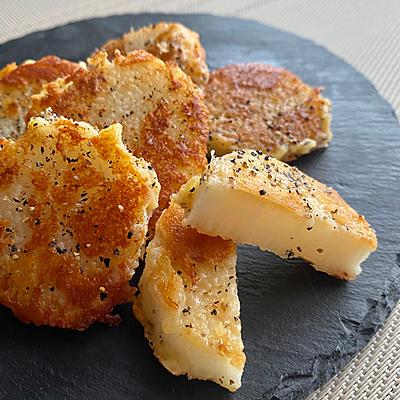 叩いて焼くだけ! サクッもちっ✨ 『山芋のチーズ焼き』 袋ひとつ包丁いらず 簡単スピード絶品おつまみだよ😊 ✔︎材料 2-3人分・山芋200g程度 ・チーズ 50g ・卵 1個 ・白だし 大さじ1.5 ・片栗粉 大さじ3 ・ごま油 適量 ・小ねぎと刻み海苔 あればソロキャン