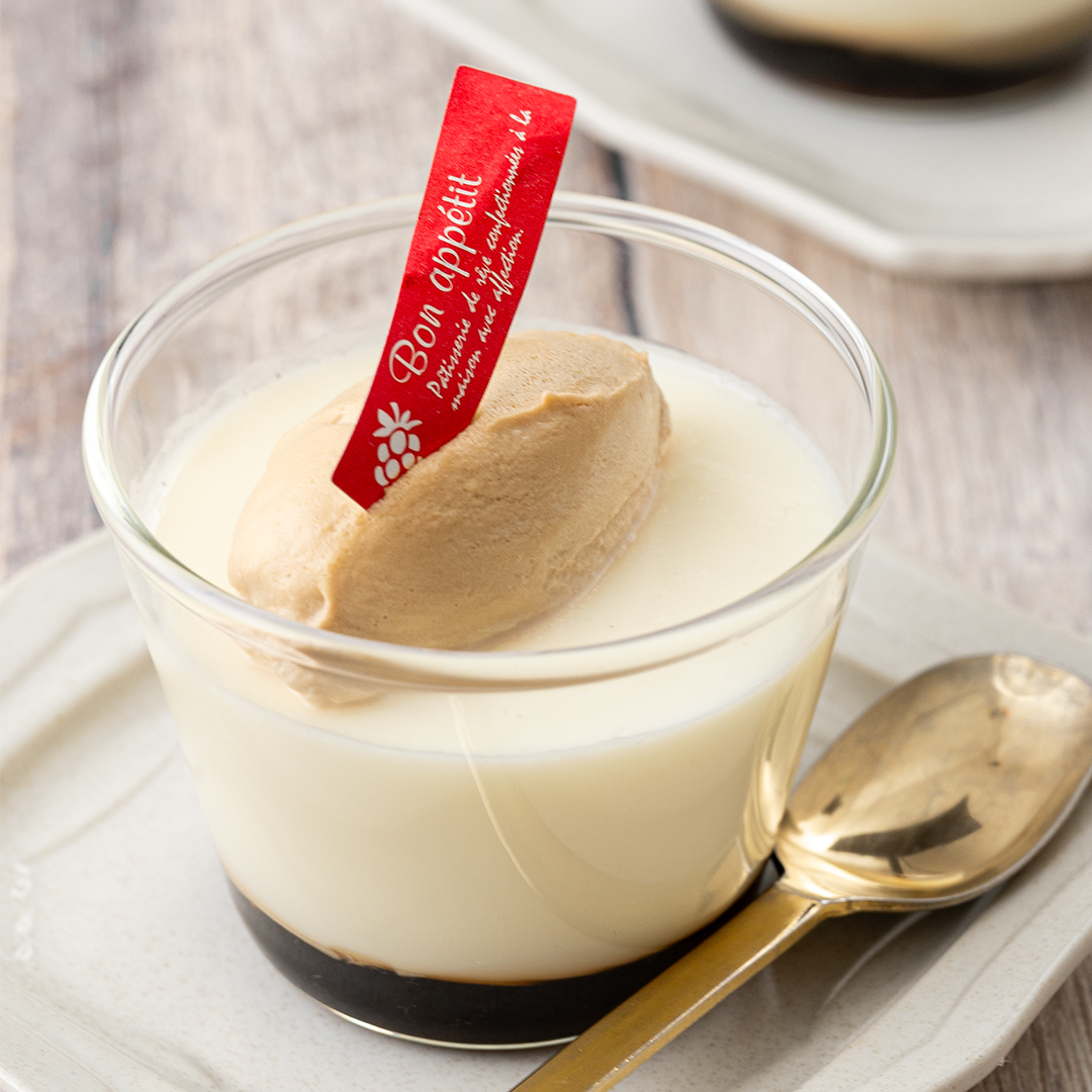 ババロア ＃パンナコッタ 🍓苺のババロア＆パンナコッタ 🍓ソース付き♪です いつものパンナコッタ🤍と 🍓苺のババロアの相性バッチリ👌🎄XmasSeasonに 可愛らしいデザート❤ 販売時は冷凍でお渡しです🤗 こちらのケーキ型は 私が洋菓子初心者の時からの大！大恩師の