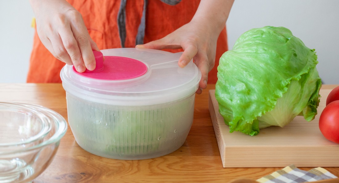 手で押す! レタスの芯の簡単な取り方 料理の基本