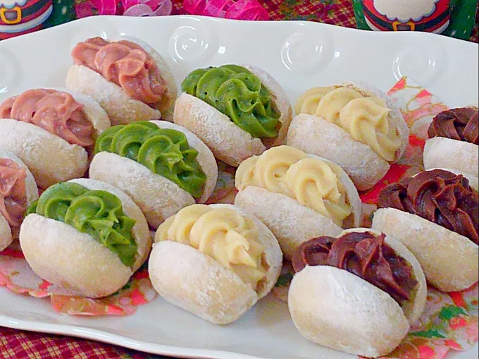 5月新商品🌟大人気商品「黒コッペ 」を揚げた 「黒コッペみたいなあげぱん 」が登場✨ シュガーをまぶして黒コッペと同じクリームをサンドしています！ 今日はコッペパンの日 なので ぜひ食べてみてくださいね💗フジパン新商品揚げパンコッペパン