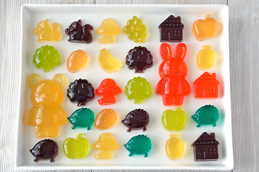 KIDSNA レシピ キズナレシピスイーツ×サイエンス 宝石のようなキラキラグミを作ってみよう！ .材料・粉ゼラチン 10ｇ ・砂糖大さじ1 ・オレンジジュース 大さじ4 .作り方1.ジュースを電子レンジで温める 600wで50秒2.温めたジュースに粉