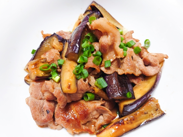 なす×豚こまをさっぱり風味に！お手頃なのにボリューム満点「なすとカリカリ豚のポン酢びたし」 - レタスクラブ