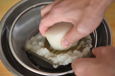 業務スーパー これは斜め上すぎるってw！”大根おろし”大容量1kg「いや便利だよこれ」「汎用性やばい」 - トクバイニュース