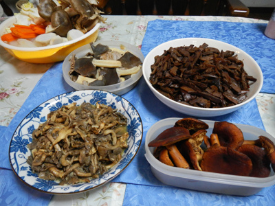 香茸は炊き込みご飯に シャカシメジは 御煮物椀の白海老真丈に添えました。 調理場に秋の香りがいっぱいにあふれました。お客様に喜んで頂きました。有り難うございます ^_^