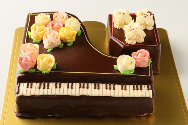通販ケーキで、ピアノの立体形ケーキに寝そべるネコちゃんやバラ、音符もトッピング大阪市東住吉区パティスリーデコ