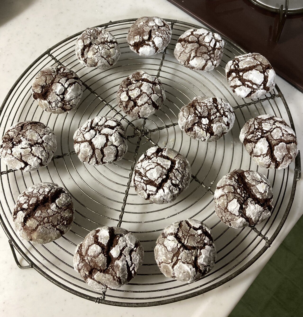 クリスマスの夜に食べるブラッククリンクルクッキー black crinkle cookie,外はサクサクで中はしっとりしたココアの香りとコクがたまりません!, 「クリンクル」は「しわくちゃ」という意味です。,ココアのクッキー生地にパウダーシュガーにまぶして焼くと、粉砂糖の白い部分がひび割れて焼きあがるところから、この名前が付きました。,