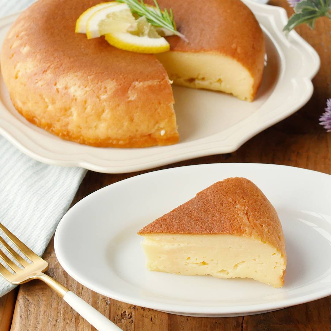 温かいヨーグルトソースのホットケーキ